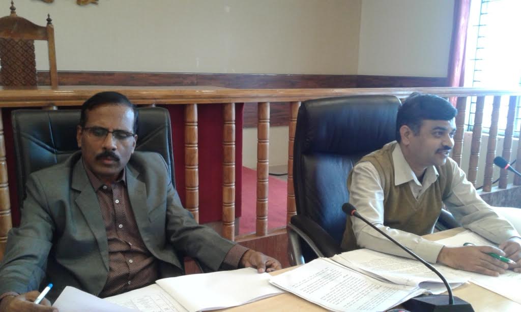 ಸಕಾಲದಲ್ಲಿ ತೆರಿಗೆ ಸಂಗ್ರಹಿಸಿ ಅಭಿವೃದ್ಧಿಗೆ ಒತ್ತು ನೀಡಿ: ಜಿಲ್ಲಾಧಿಕಾರಿ